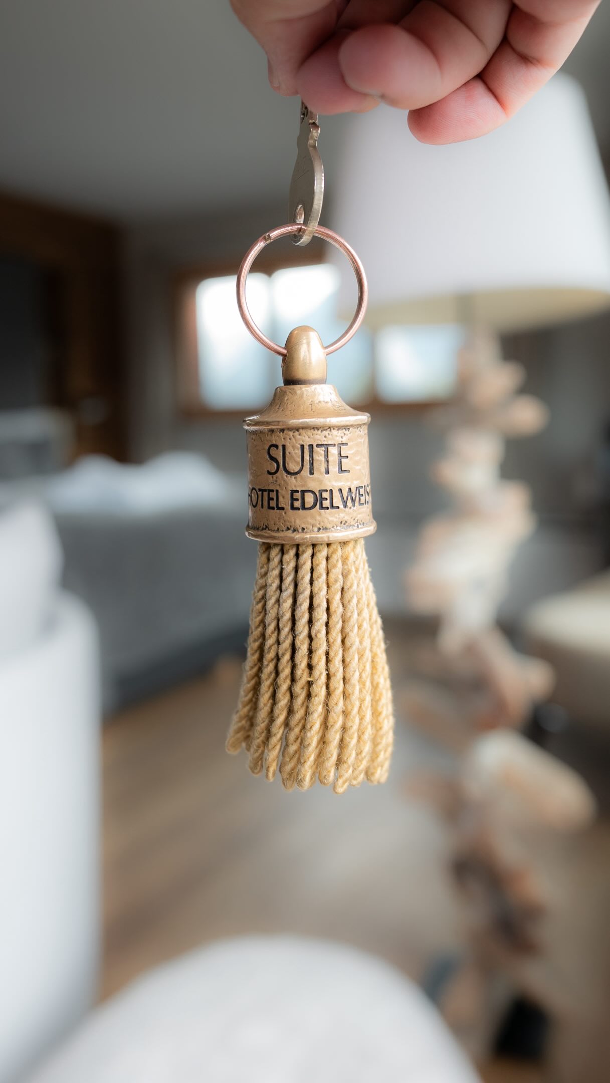 Ein Ort zum Ankommen und Bleiben. ✨
Unsere Suite im Hotel Edelweiss – gemütlich, ruhig und gemacht für entspannte Tage in Davos.
A place to arrive and stay a little longer. ✨
Our suite at Hotel Edelweiss – cosy, calm and made for relaxing days in Davos.