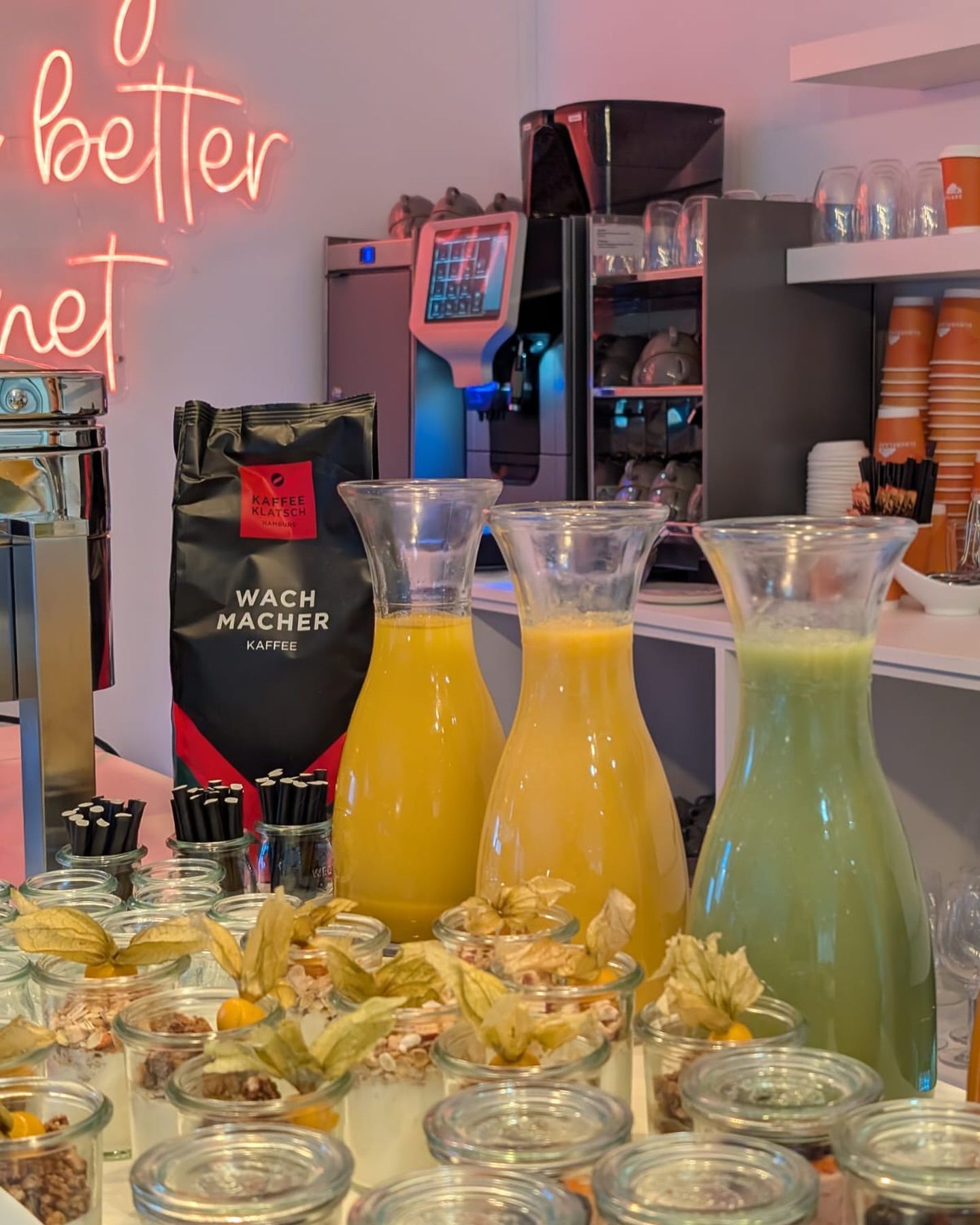 Kaffee Klatsch – unser treuer Wachmacher während des World Economic Forums in Davos! ☕️✨ Energie und gute Gespräche, die uns durch die Woche getragen haben. #kaffeeklatschhamburg #wachmacher #begleiterdurchdentag #worldeconomicforum #davos @kaffeeklatsch_gmbh @kaffeeklatschhamburg
