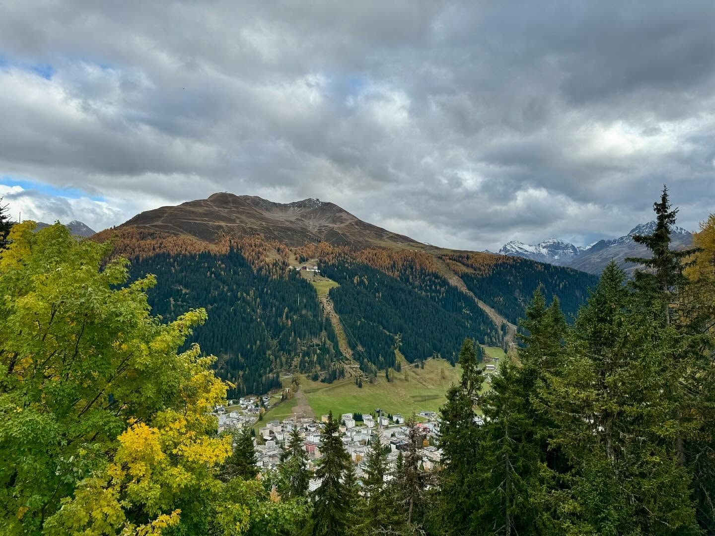 Last chance to enjoy the beauty of Schatzalp in Davos! Don’t miss out on these final days in paradise before the summer season ends. Come and unwind in the heart of the Swiss Alps!

#Schatzalp #Davos #SwissAlps #LastDays #MountainEscape #NatureLovers #RelaxInNature #AlpineRetreat
