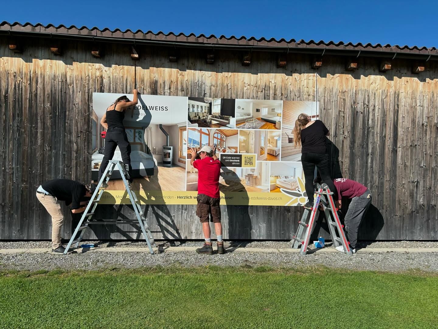 Ein grosses Dankeschön an unsere fleissigen Helferlein, die das Hotel Edelweiss am Golfplatz Davos in Szene gesetzt haben! 🙌🏔️ Dank euch erstrahlt unsere Werbung direkt an der Driving Range. Perfektes Spiel und eine perfekte Aussicht für alle Golffans! 🏌️‍♂️⛳️ Scannt den QR-Code und werdet Teil unseres exklusiven Angebots. #Edelweiss #GolfDavos #HoleInOne #Exklusiv #DankeTeam #golfclubdavos #werbung #greenfee #hoteledelweissdavos
