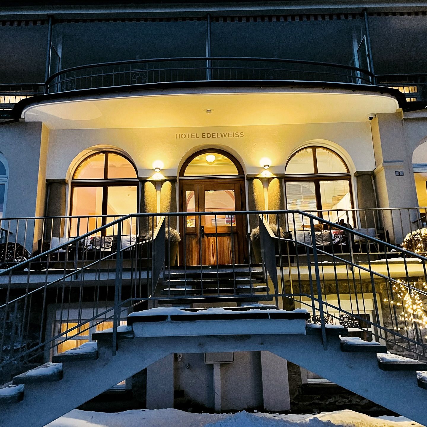 🌟 Besinnliche Grüsse zum 1. Advent aus Davos!🌟

Heute entzünden wir die erste Kerze und geniesse  die besondere Stimmung dieser Zeit. Möge euer Abend noch voller Wärme, Licht und Vorfreude sein.

Wie verbringt ihr den 1. Advent? 🎄✨

#1Advent #Adventszeit #Lichterglanz #Weihnachtsvorfreude #Besinnlichkeit #Davos #winterstimmung